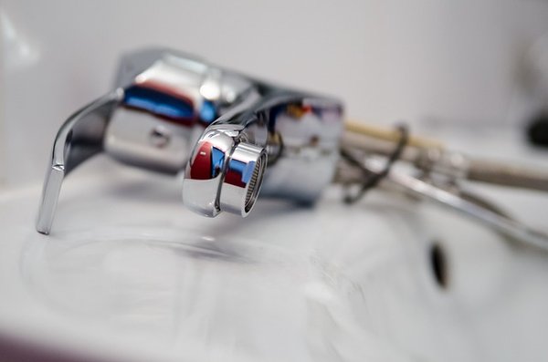 Quels sont les éléments clés qui influent sur le devis d'un plombier ?