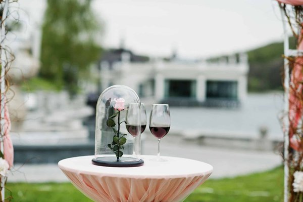 Trouvez la perfection : achetez une rose éternelle sous cloche dès aujourd'hui !